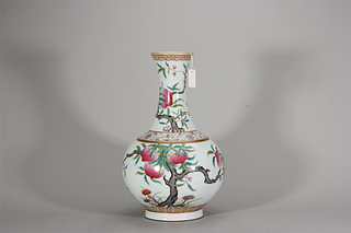A famille rose peach patterned porcelain vase,Qing Dynasty,China