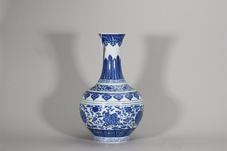 A blue and white interlocking lotus porcelain vase,Qing Dynasty,China
