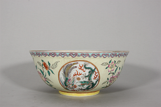 A dragon and phoenix patterned famille rose porcelain bowl,Qing Dynasty,China