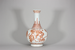 An iron red porcelain vase,Qing Dynasty,China