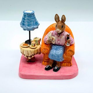 Royal Doulton LE Figurine, Mrs. Collector Bunnykins DB335