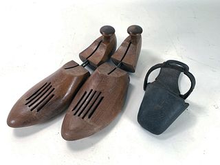 PAIR WOODEN SHOE TREES AND SLIPPER STIRRUP