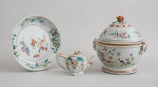 GROUP OF THREE CHINESE EXPORT FAMILLE ROSE PORCELAIN TABLE ARTICLES
