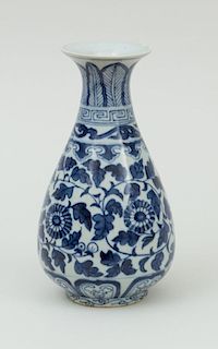 CHINESE BLUE AND WHITE PORCELAIN PEAR-FORM VASE
