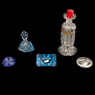 LOTE DE ARTÍCULOS DECORATIVOS SIGLO XX Elaborados en cristal y vidrio En colores azules transparentes Consta de perfumero, 3...
