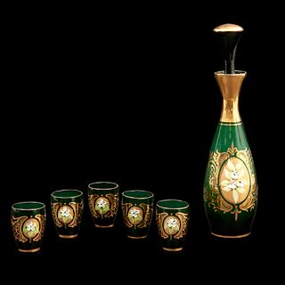 SET DE LICORERA ITALIA SIGLO XX Elaborado en cristal de Murano En color verde Decoración floral en relieve y esmalte dorad...