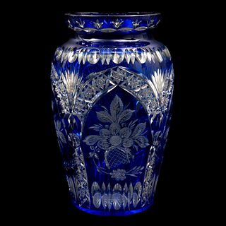 FLORERO CHECOSLOVAQUIA SIGLO XX Elaborado en cristal de Bohemia en color azul Decoración facetada 36 cm altura Detalles...