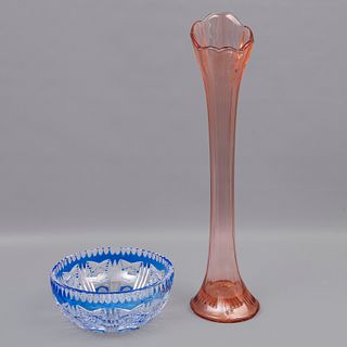 FLORERO Y CENTRO SIGLO XX Elaborados en vidrio y cristal tipo bohemia Diseños orgánicos y decoración facetada Piezas 2