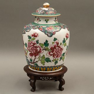 TIBOR CHINA SIGLO XX Elaborado en porcelana policromada Decorado con elementos florales y aves en tonos rosas, azules y verd...