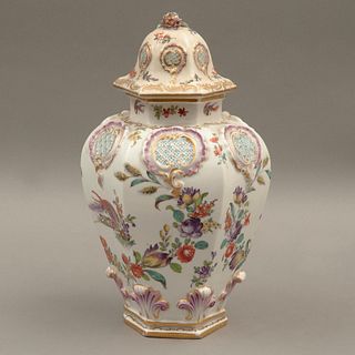 TIBOR CHINA SIGLO XX Elaborado en porcelana policromada Diseño hexagonal Decorado con elementos florales y aves Detalles...