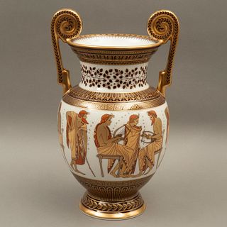 ÁNFORA  ALEMANIA SIGLO XX Elaborada en porcelana Sellada Vohenstrauss Decoración a manera de ánfora griega en esmalte dora...