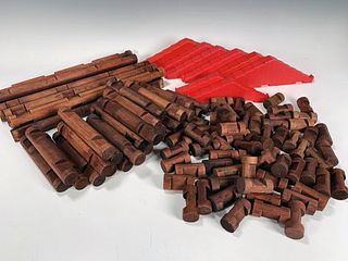 COLLECTION OF LINCOLN LOGS