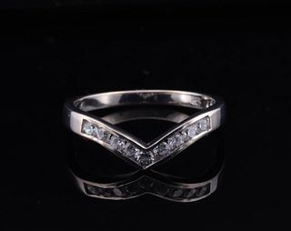 V-shaped design white gold sparkling ring