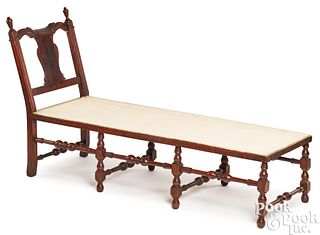 New England Queen Anne maple daybed, ca. 1735