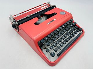 Olivetti Lettera 200 Mechanical Typewriter by Marcello Nizzoli made in Great Britain