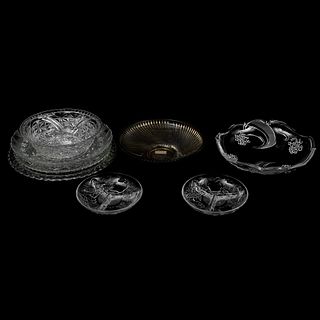 LOTE DE PLATONES SIGLO XX Elaborados en cristal y vidrio prensado Diseños circulares Diferentes decorados Detalles de cons...