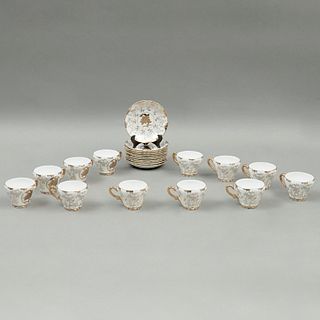 JUEGO DE TERNOS JAPÓN SIGLO XX Elaborados en porcelana Sellados Sterling China Decoración floral en esmalte dorado  Cons...