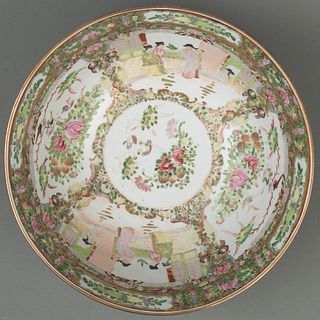 TAZÓN CHINA SIGLO XX Elaborado en porcelaa policromada Tipo familia rosa Decorado con escenas cortesanas 36 cm diametro<...