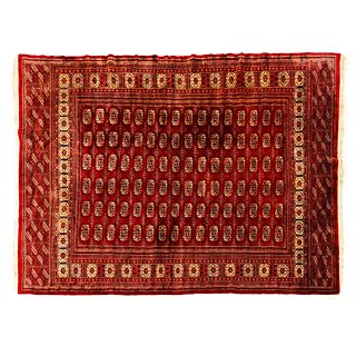 TAPETE. S.XX. ESTILO BOKHARA. Cuenta con campo con detalles del estilo y flequillos. Elaborado en seda, lana y algodón.