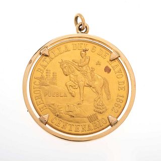 Medalla con bisel (CENTENARIO HEROICA BATALLA DEL 5 DE MAYO DE 1862)Elaborada en oro amarillo de 18k. Peso: 51.2 g.
