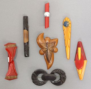 (7) VINTAGE CARVED BAKELITE & OTHER MATERIAL BROOCHES
