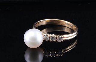 Classic design yellow gold pearl ring