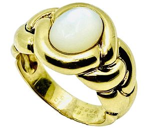 Van Cleef & Arpels Gold Ring Mother Of Pearl
