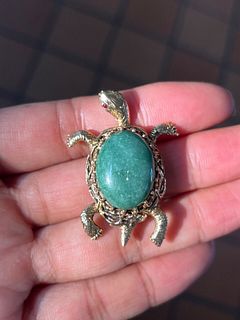 Vintage Gold Turtle Jadi Jade Brooch Pin.