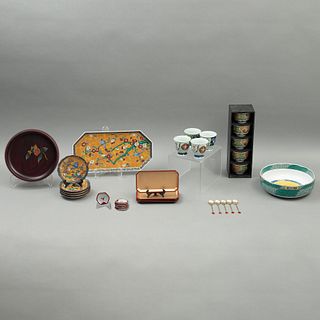 LOTE DE ARTÍCULOS DE MESA JAPÓN SIGLO XX Elaborados en porcelana  Decoración oriental con motivos florales y aves Consta d...