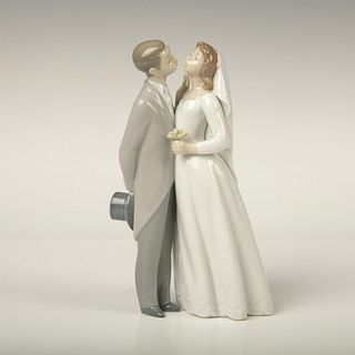 Lladro Porcelain Figurine, A Kiss to Remember 1006620