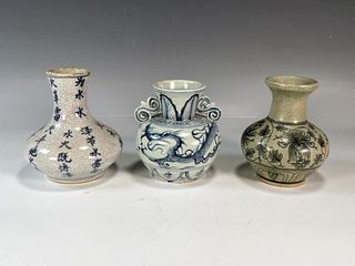 3 SMALL CHINESE BLUE & WHITE VASES