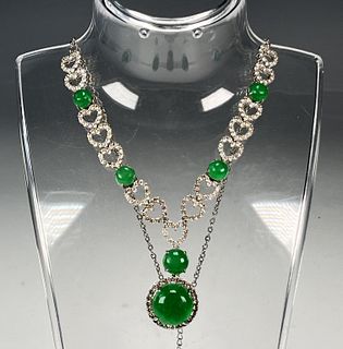 NECKLACE WITH GREEN JADE CABOCHON BEADS