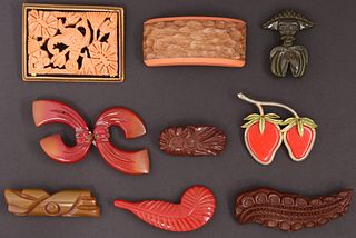 (9) VINTAGE BAKELITE & OTHER MATERIAL BROOCHES