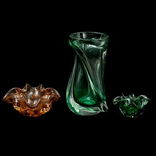 LOTE DE ARTÍCULOS DECORATIVOS ITALIA SIGLO XX Elaborados en cristal de Murano  En colores verde y naranja Diseños orgánico...
