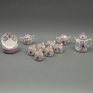JUEGO DE TÉ MÉXICO SIGLO XX Elaborado en cerámica Acabado vidriado Pintado a mano, decoración floral en tonos lilas y gris...