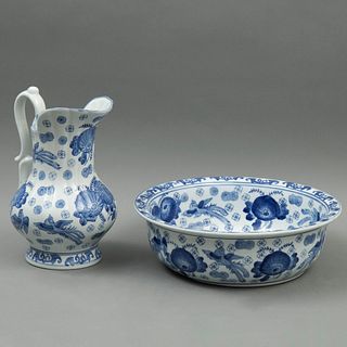 AGUAMANIL SIGLO XX Elaborado en cerámica Decorado con elementos florales y vegetales en color azul claro 30 cm altura Deta...