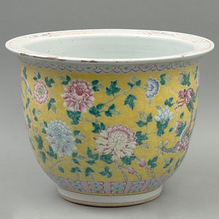 MACETA  CHINA SIGLO XX Elaborada en porcelana policromada Decoración floral sobre fondo amarillo Detalles de conservación,...