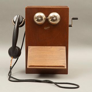 TELÉFONO DE PARED SUECIA SIGLO XX Elaborado en madera, metal y material sintético De la marca Ericsson 35 cm altura Deta...