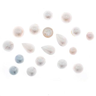 Dieciocho medias perlas cultivadas corte gota y redondas. Tonos blancas, crema y azul, de 13 a 19 mm. Peso: ~296.5 ct.