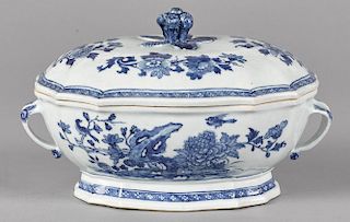 Chinese export porcelain tureen and cover, 19th c., 8'' h., 13'' w.
