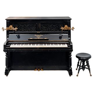 PIANO VERTICAL STEINWAY & SONS ESTADOS UNIDOS DE AMÉRICA, CA. 1908  Elaborado en madera ebonizada y metal con teclas cubiertas...