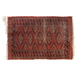 TAPETE BOKHARA. PAKISTÁN, SIGLO XX. Elaborado en fibras de lana y algodón en tonos rojizos, azules y beige.