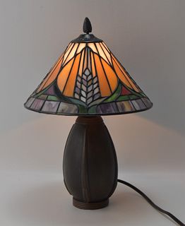 QUOIZEL STAINED GLASS ARTS & CRAFTS LAMP