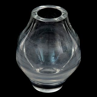 FLORERO FRANCIA SIGLO XX Elaborado en cristal transparente Sellado St. Louis  Diseño orgánico abombado  21 cm altura D...