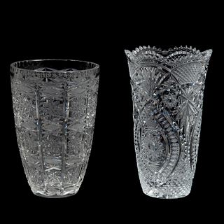 LOTE DE FLOREROS CHECOSLOVAQUIA SIGLO XX Elaborados en cristal transparente Decoración facetada tipo punta diamante 28 cm...