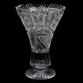 FLORERO CHECOSLOVAQUIA SIGLO XX Elaborado en cristal cortado transparente Diseño orgánico Decoración facetada 36 cm altu...