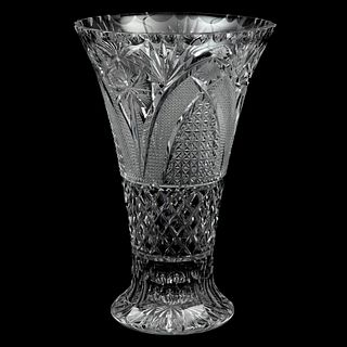 FLORERO CHECOSLOVAQUIA SIGLO XX Elaborado en cristal transparente  Decoración facetada  43 cm altura Detalles de conserv...