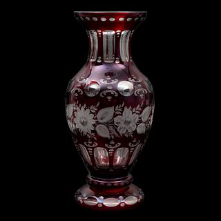 FLORERO CHECOSLOVAQUIA SIGLO XX Elaborado en cristal de Bohemia En color rojo Decoración floral  32 cm altura Detalles...