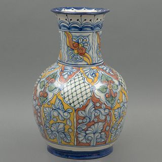 JARRÓN MÉXICO SIGLO XX  Elaborado en cerámica tipo Talavera Decoración floral y vegetal en tonos amarillos, naranja y azules...