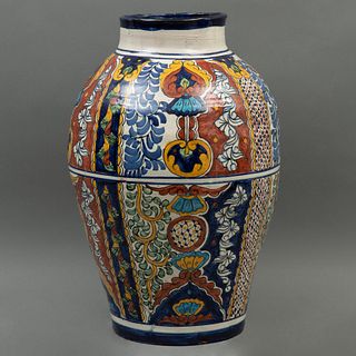 JARRÓN MÉXICO SIGLO XX  Elaborado en cerámica tipo Talavera Decoración floral y vegetal en tonos amarillos, naranja y azules...